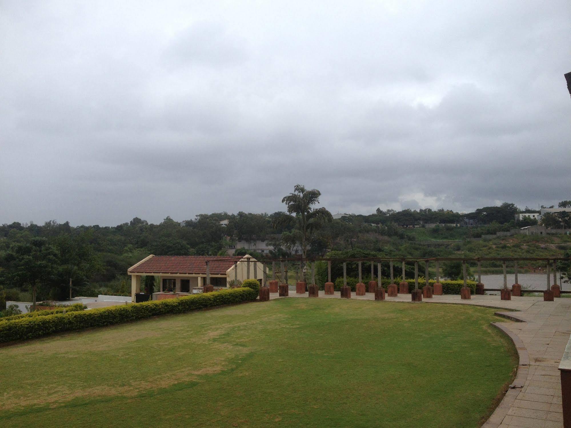 Cotton County Club And Resort Hubli Extérieur photo