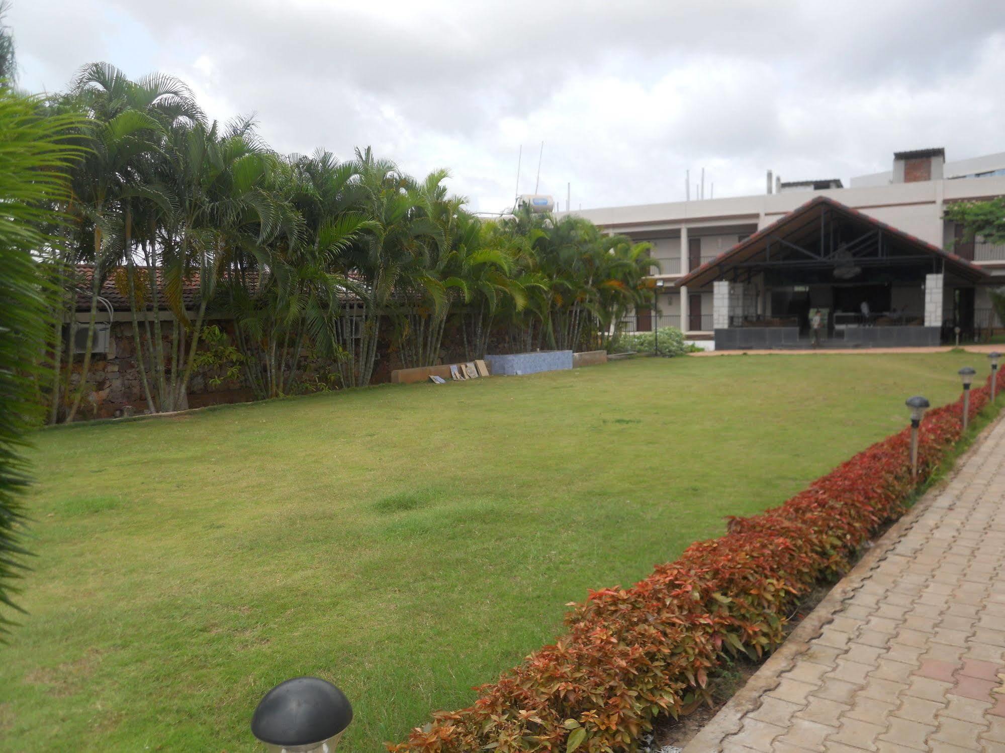 Cotton County Club And Resort Hubli Extérieur photo