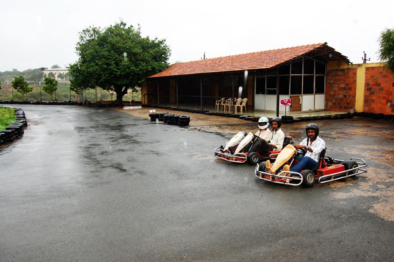 Cotton County Club And Resort Hubli Extérieur photo