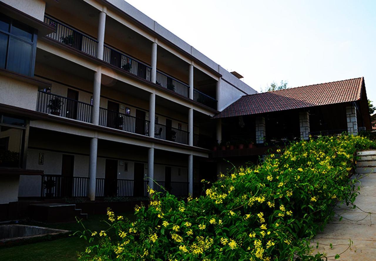 Cotton County Club And Resort Hubli Extérieur photo